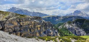 Panorama mozzafiato delle gole venete simili al Grand Canyon, con rocce e vegetazione lussureggiante.