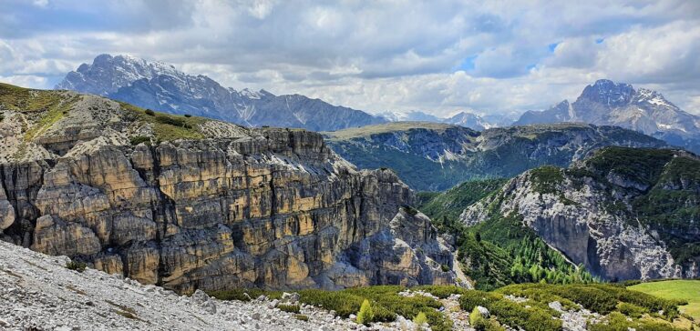 Panorama mozzafiato delle gole venete simili al Grand Canyon, con rocce e vegetazione lussureggiante.