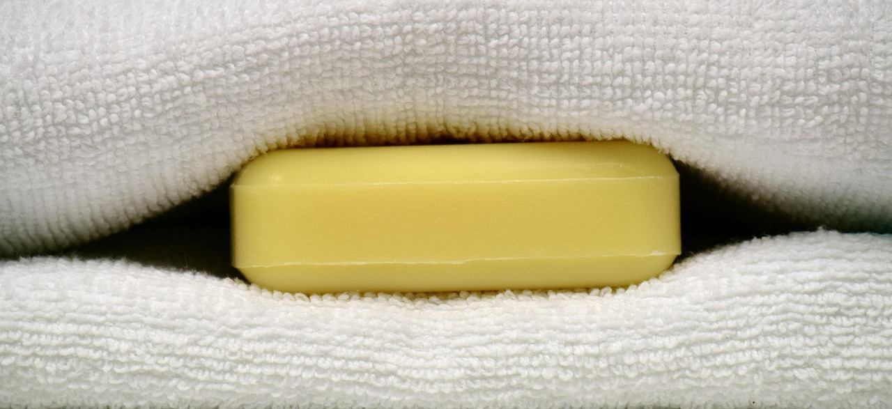 Saponetta posizionata sotto le lenzuola su un letto, simbolo di trucchi per migliorare il sonno.