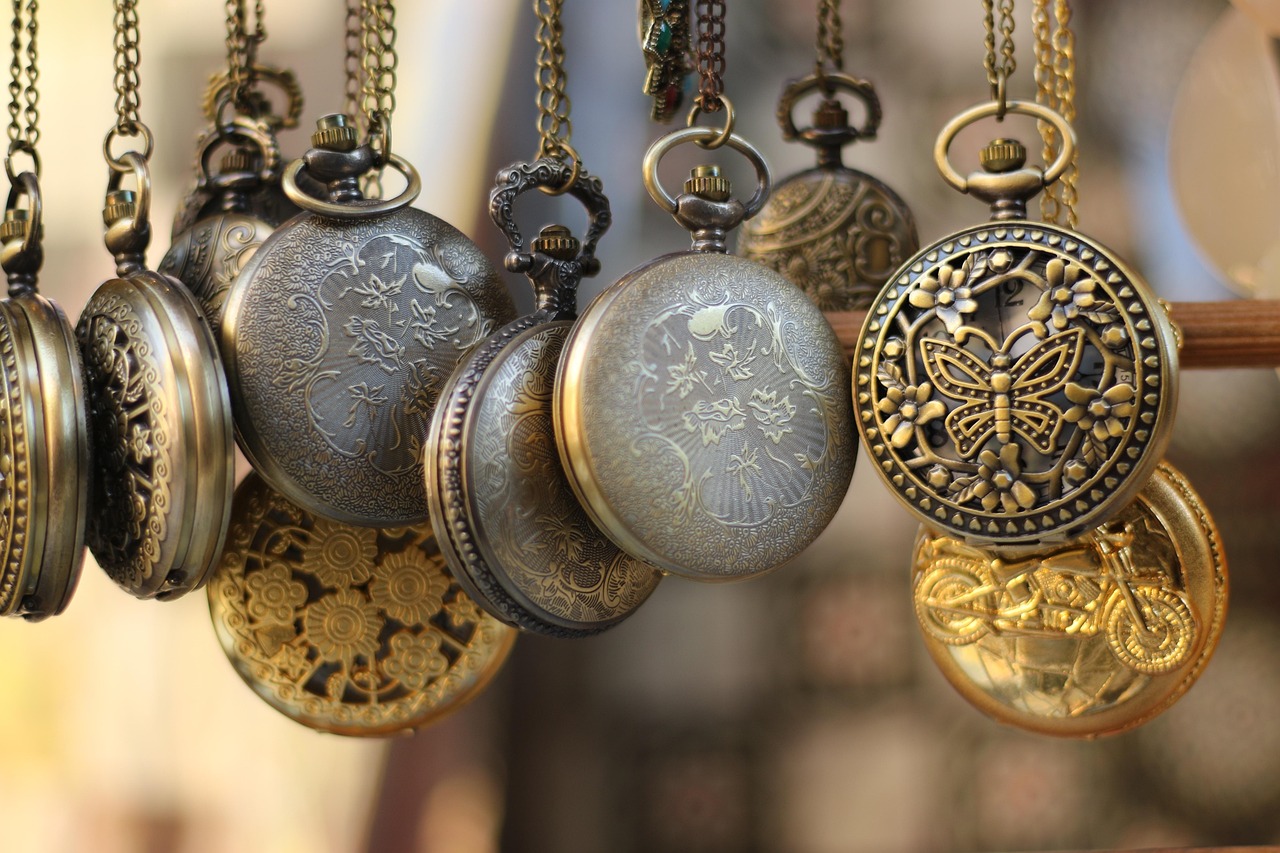 Oro usato in diverse forme, catenine e gioielli pronti per essere venduti.