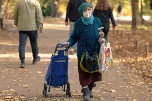 Assegno sociale: importo per chi non ha versato contributi, con focus su età e reddito.