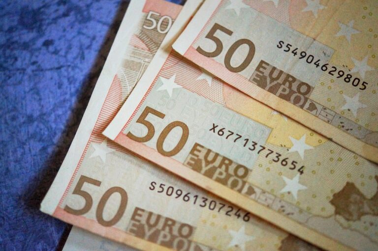 Banconota da 50 euro con numero di serie specifico, avviso di non spenderla.