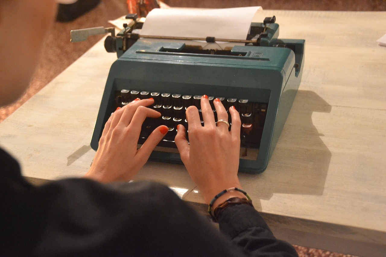 Macchina da scrivere Olivetti Lettera 22 su un tavolo, simbolo di design e storia della scrittura.