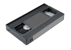 Videocassetta Disney con rombo nero, simbolo di valore collezionistico, su sfondo neutro.