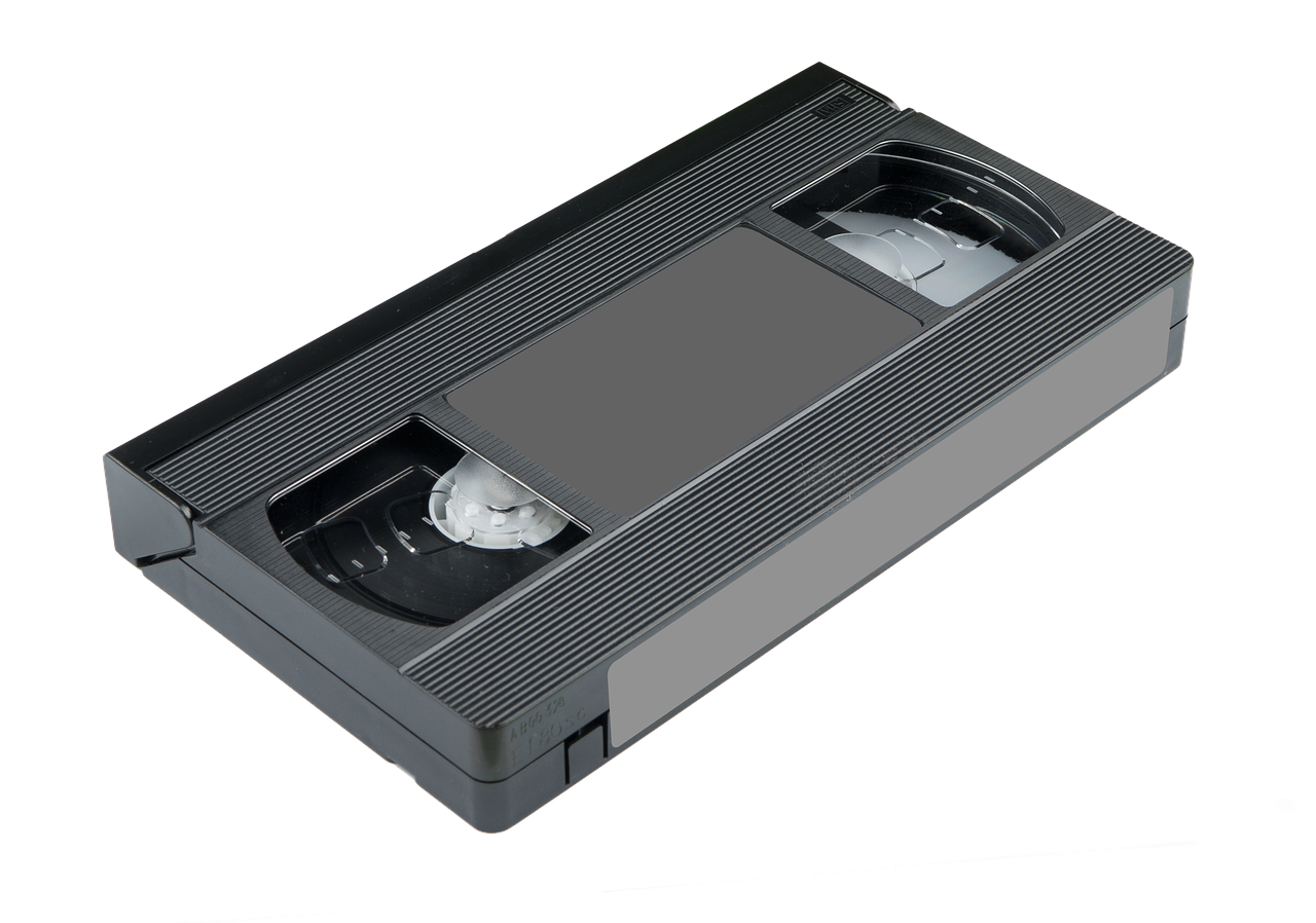 Videocassetta Disney con rombo nero, simbolo di valore collezionistico, su sfondo neutro.