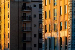 Persone discutono su un progetto di ristrutturazione condominiale legato al Superbonus.